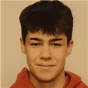 Studente universitario impartisce lezioni per ragazzi di elementari/medie